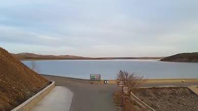 4k航拍春天傍晚时分碧波荡漾的湖面视频的预览图
